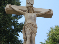 Kamenný kříž u zvoničky