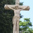 Kamenný kříž u zvoničky