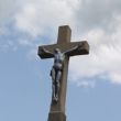 Kamenný kříž na hřbitově